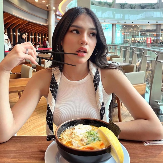Davina Karamoy Bagikan Momen Makan di Resto, Nikmati Ramen dan Steak