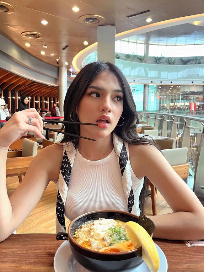 Davina Karamoy Bagikan Momen Makan di Resto, Nikmati Ramen dan Steak