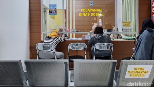 Sejumlah warga tengah menunggu pelayanan di kantor Dinas Sosial Mataram, beberapa waktu lalu.