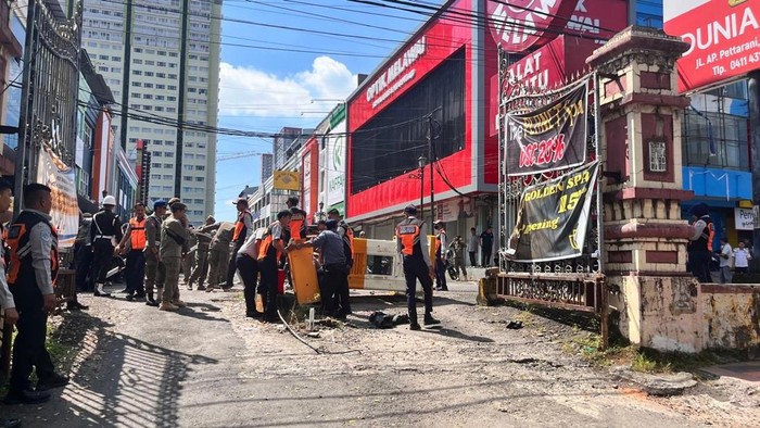 Dinas Perhubungan (Dishub) Makassar, Sulawesi Selatan (Sulsel), membongkar tiga portal parkir di kawasan Pettarani Square Makassar.