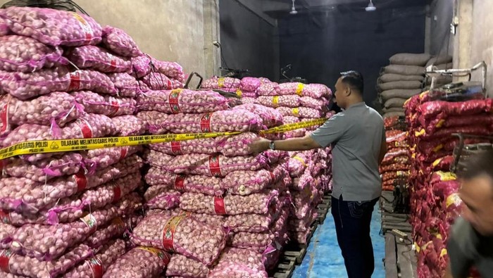 Dittipideksus Bareskrim kembali membongkar kasus penyelundupan barang dari luar negeri. Kali ini, penyelundupan puluhan ton bawang impor ilegal digagalkan. (dok Polri)