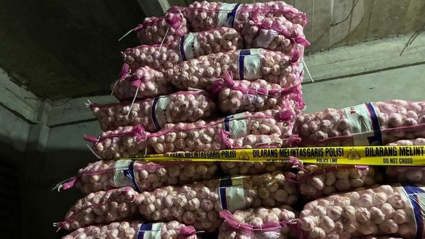 Dittipideksus Bareskrim kembali membongkar kasus penyelundupan barang dari luar negeri. Kali ini, penyelundupan puluhan ton bawang impor ilegal digagalkan. (dok Polri)