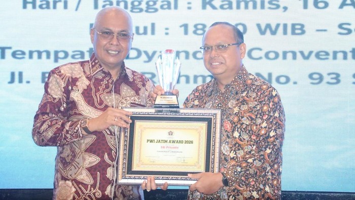 Edi Priyanto menerima PWI Jatim Award 2026 sebagai Tokoh Pegiat Lingkungan.