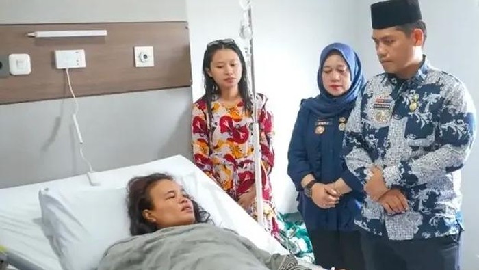 Emak-emak korban begal sadis di Medan Marelan, Kota Medan, saat dijenguk pihak pemerintah setempat. (dok. Pemko Medan)