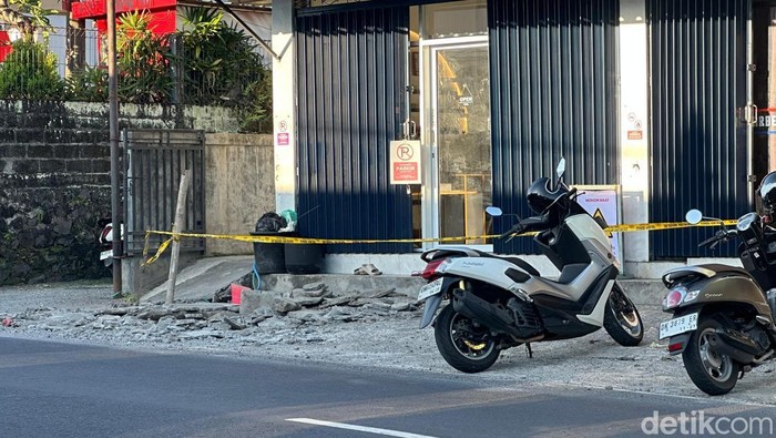 Garis polisi dipasang di depan SPBU dan depan pertokoan lokasi ledakan misterius, Jumat pagi (17/4/2026).
