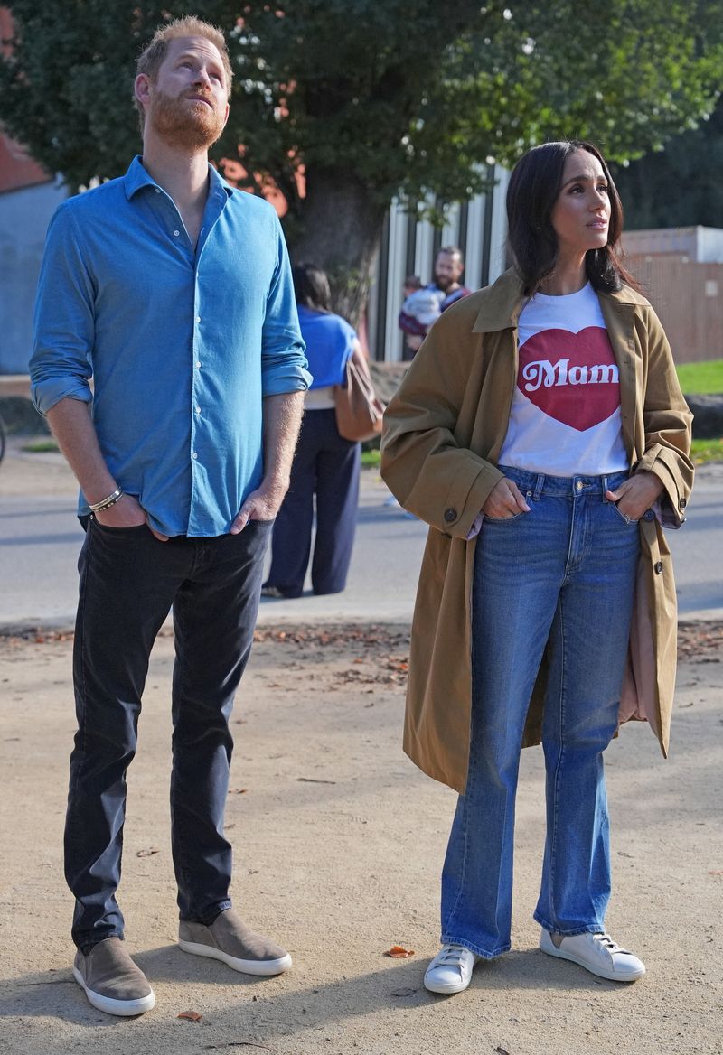 Gaya Meghan Markle di Australia Meghan, the Duchess of Sussex, takes part in the Scar Tree Walk in Melbourne, Victoria, Australia, April 16, 2026. Jonathan Brady/Pool via REUTERS