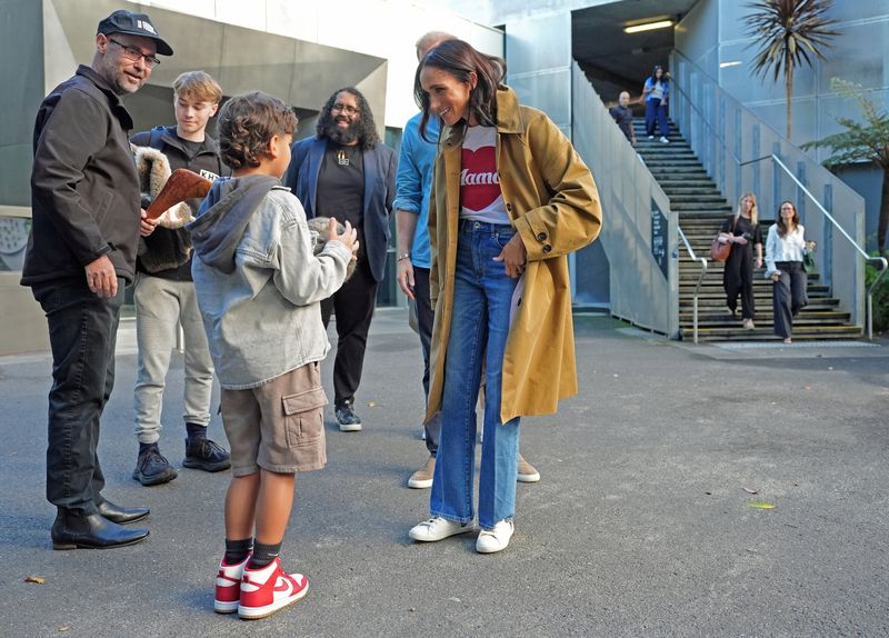 Gaya Meghan Markle di Australia Meghan, the Duchess of Sussex, takes part in the Scar Tree Walk in Melbourne, Victoria, Australia, April 16, 2026. Jonathan Brady/Pool via REUTERS
