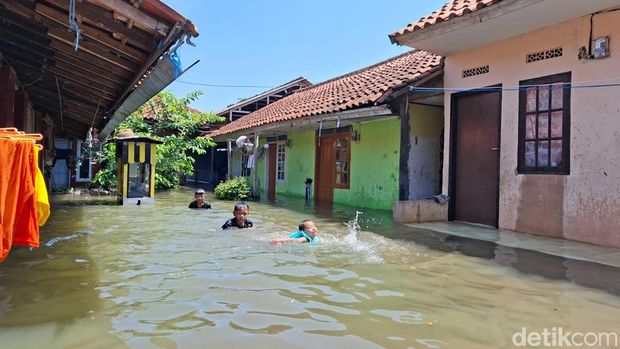 Genangan air yang menggenangi rumah Heru di Sapan, Kabupaten Bandung