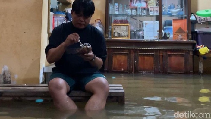 Genangan air yang menggenangi rumah Heru di Sapan, Kabupaten Bandung