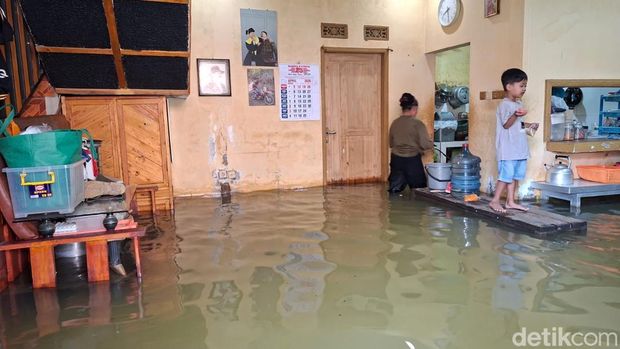 Genangan air yang menggenangi rumah Heru di Sapan, Kabupaten Bandung