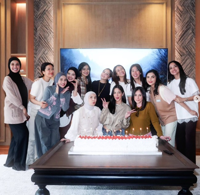 Geng Cendol kembali berkumpul untuk merayakan ulang tahun Wulan Guritno, Nia Ramadhani, dan Tya Ariestya. Perayaan ulang tahun sederhana tersebut diketahui diadakan di vila milik Zaskia Sungkar. Foto: Instagram/@wulanguritno/@ramadhaniabakrie