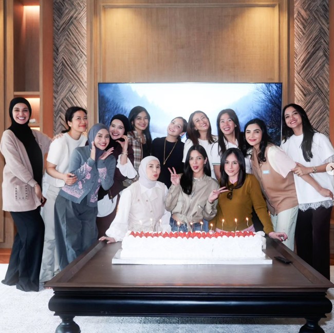 Potret Wulan Guritno & Nia Ramadhani Rayakan Ultah Bareng Geng Cendol
