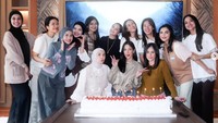 Potret Wulan Guritno & Nia Ramadhani Rayakan Ultah Bareng Geng Cendol