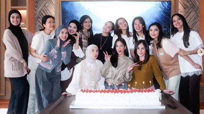 Potret Wulan Guritno & Nia Ramadhani Rayakan Ultah Bareng Geng Cendol