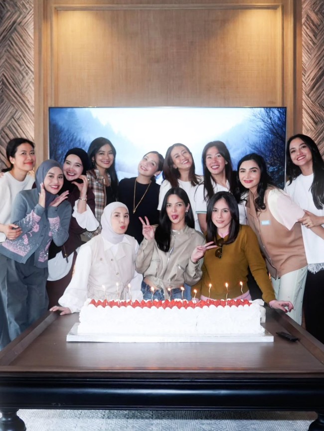 Potret Wulan Guritno & Nia Ramadhani Rayakan Ultah Bareng Geng Cendol