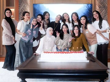 Potret Wulan Guritno & Nia Ramadhani Rayakan Ultah Bareng Geng Cendol
