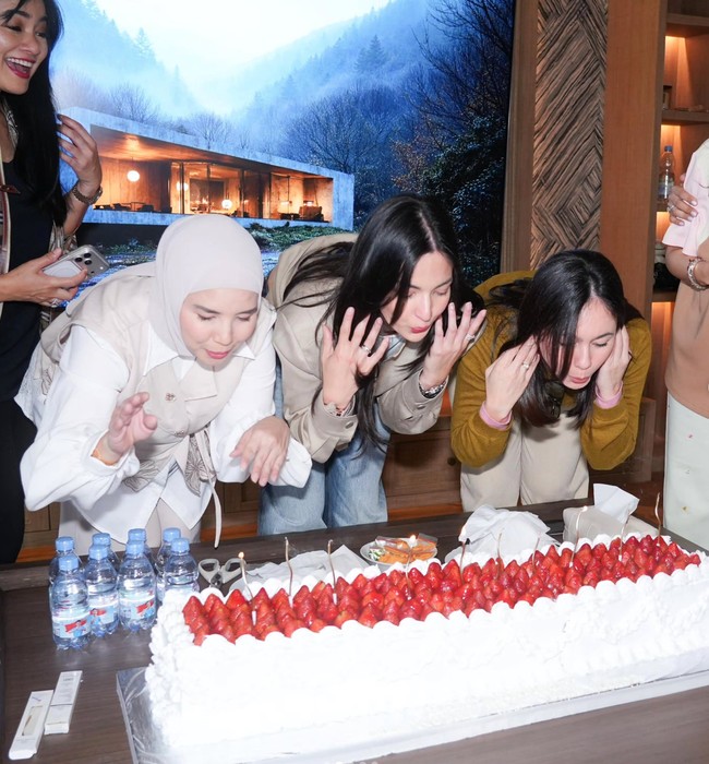 Tya Ariestya berulang tahun yang ke-40 pada 30 Maret, sementara Nia ke-36 pada 16 April, dan Wulan ke-45 pada 14 April. Terlihat momen ketiganya tiup lilin bersama dengan sebuah kue ulang tahun panjang berhias buah strawberry. Foto: Instagram/@wulanguritno/@ramadhaniabakrie