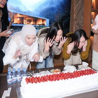 Tya Ariestya berulang tahun yang ke-40 pada 30 Maret, sementara Nia ke-36 pada 16 April, dan Wulan ke-45 pada 14 April. Terlihat momen ketiganya tiup lilin bersama dengan sebuah kue ulang tahun panjang berhias buah strawberry. Foto: Instagram/@wulanguritno/@ramadhaniabakrie
