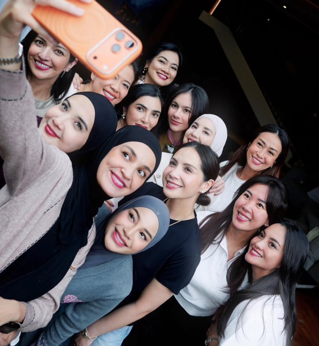 Para anggota geng Cendol, seperti Aurel Hermansyah, Nagita Slavina, Titi Kamal, Ashanty, Shireen dan Zaskia Sungkar, hingga Ririn Ekawati turut hadir. Foto: Instagram/@wulanguritno/@ramadhaniabakrie