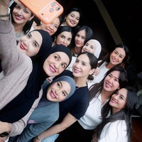 Para anggota geng Cendol, seperti Aurel Hermansyah, Nagita Slavina, Titi Kamal, Ashanty, Shireen dan Zaskia Sungkar, hingga Ririn Ekawati turut hadir. Foto: Instagram/@wulanguritno/@ramadhaniabakrie