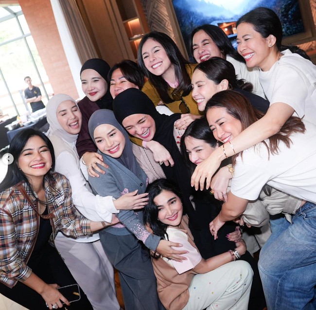 Terdiri dari para pesohor tanah air yang memiliki harta melimpah, pesona para anggota geng Cendol pun tak kalah curi atensi. Tombol setuju mereka cantik banget, tulis salah satu komentar. Gemesss kaya anak SMA, komentar lain. Foto: Instagram/@wulanguritno/@ramadhaniabakrie