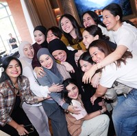 Terdiri dari para pesohor tanah air yang memiliki harta melimpah, pesona para anggota geng Cendol pun tak kalah curi atensi. Tombol setuju mereka cantik banget, tulis salah satu komentar. Gemesss kaya anak SMA, komentar lain. Foto: Instagram/@wulanguritno/@ramadhaniabakrie