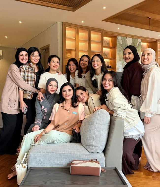 Tampil kompak, para anggota geng Cendol memilih gaya simpel dan casual. Meski bergaya santai, aura elegan dan classy tetap terpancar dari para anggotanya. Foto: Instagram/@wulanguritno/@ramadhaniabakrie