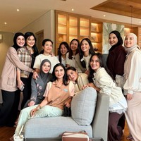 Tampil kompak, para anggota geng Cendol memilih gaya simpel dan casual. Meski bergaya santai, aura elegan dan classy tetap terpancar dari para anggotanya. Foto: Instagram/@wulanguritno/@ramadhaniabakrie