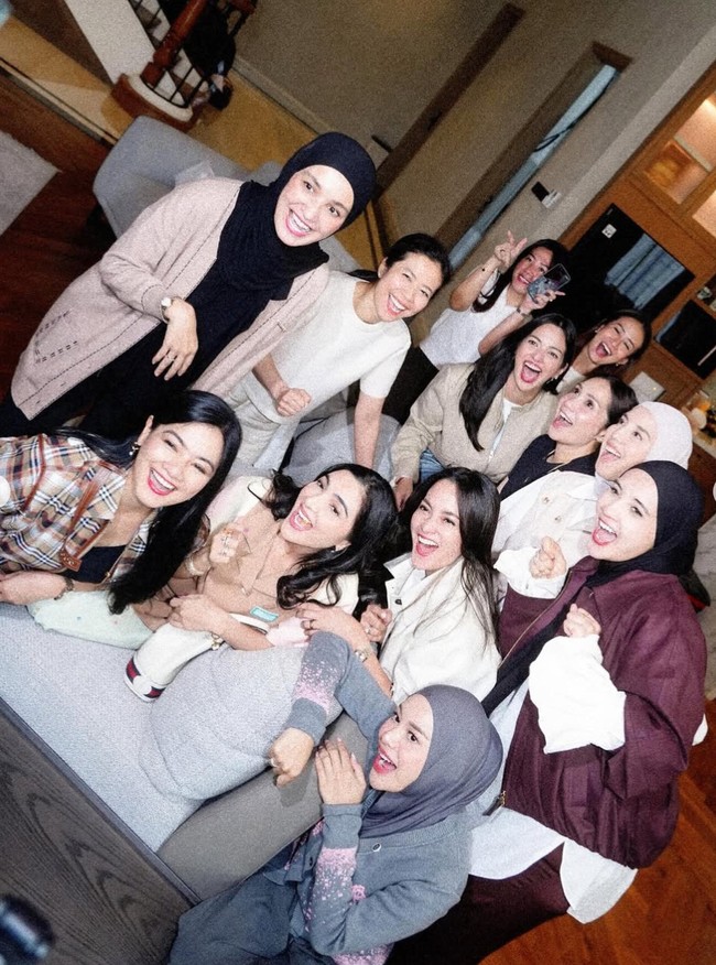 Titi Kamal memilih memadukan tanktop hitam dengan kemeja kotak-kotak bernuansa coklat. Aurel tampil dengan outfit bernuansa abu-abu, lengkap dengan hijab. Sementara Nagita kenakan kaos hitam dan celana panjang jeans. Foto: Instagram/@wulanguritno/@ramadhaniabakrie