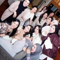 Titi Kamal memilih memadukan tanktop hitam dengan kemeja kotak-kotak bernuansa coklat. Aurel tampil dengan outfit bernuansa abu-abu, lengkap dengan hijab. Sementara Nagita kenakan kaos hitam dan celana panjang jeans. Foto: Instagram/@wulanguritno/@ramadhaniabakrie