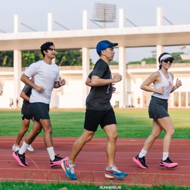 Gaya Couple Gisella Anastasia-Cinta Brian Lari Bareng, Pakai Outfit Kembar