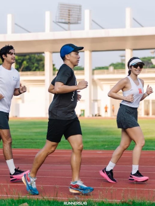 Gaya Couple Gisella Anastasia-Cinta Brian Lari Bareng, Pakai Outfit Kembar