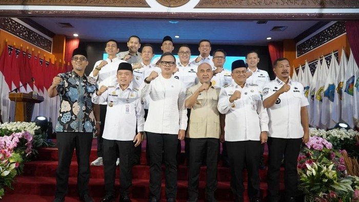 Gubernur Jambi Al Haris bersama Wamendagri dan bupati/walikota di Jambi