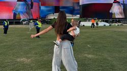 Positive Vibes! Hailey Gendong Anak Nonton Justin Bieber di Coachella
