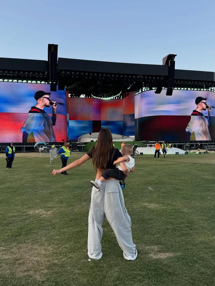 Hailey Baldwin dan anak di belakang panggung Coachella untuk Justin Bieber.
