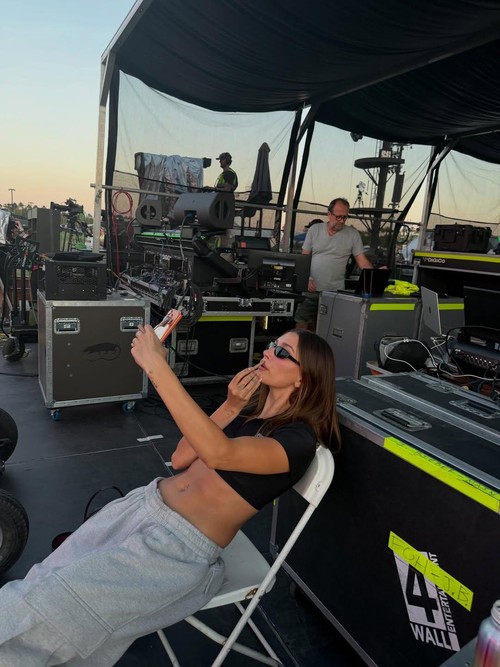 Hailey Baldwin dan anak di belakang panggung Coachella untuk Justin Bieber.