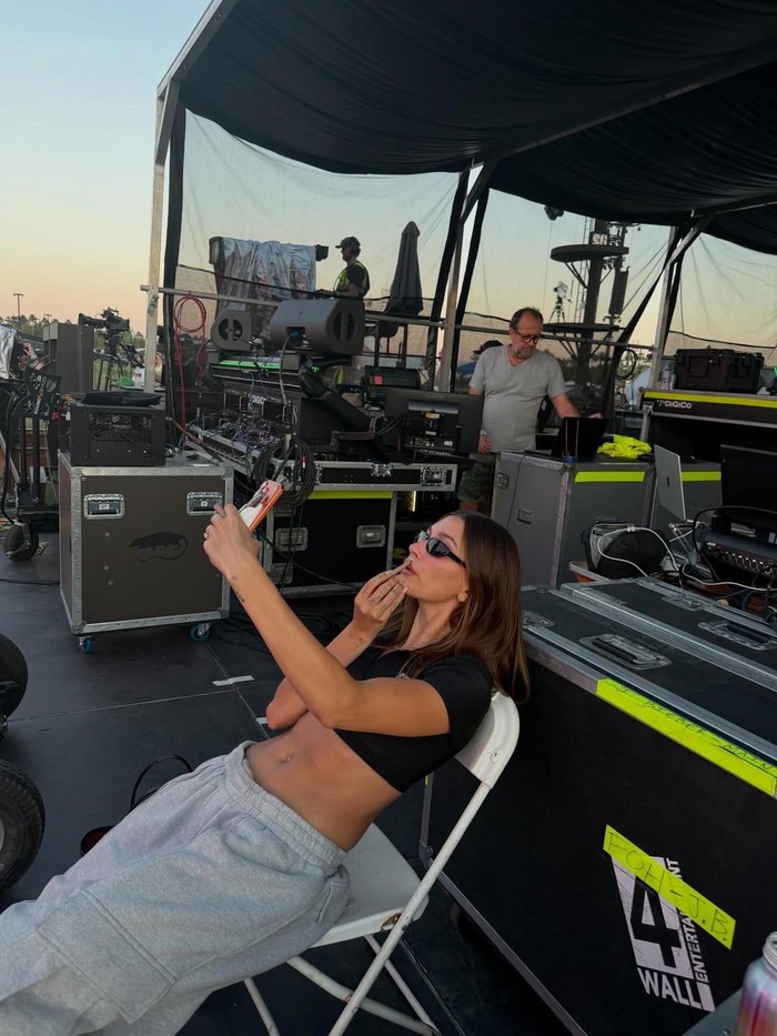 Hailey Baldwin dan anak di belakang panggung Coachella untuk Justin Bieber.