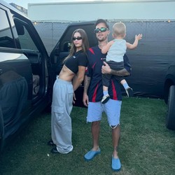 Positive Vibes! Hailey Gendong Anak Nonton Justin Bieber di Coachella