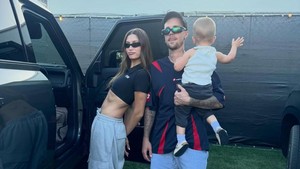 Hailey Baldwin dan Jack Blues, putranya, memberikan dukungan untuk Justin Bieber yang jadi headliner beberapa hari lalu di Coachella. Hailey mengunggah momen bersama Justin yang menggendong Blues di belakang panggung. Foto: Instagram @haileybieber