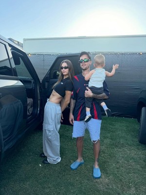 Positive Vibes! Hailey Gendong Anak Nonton Justin Bieber di Coachella