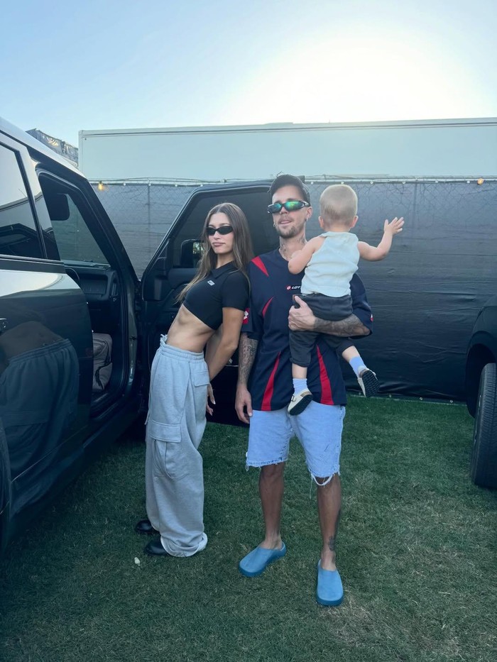 Hailey Baldwin dan anak di belakang panggung Coachella untuk Justin Bieber.