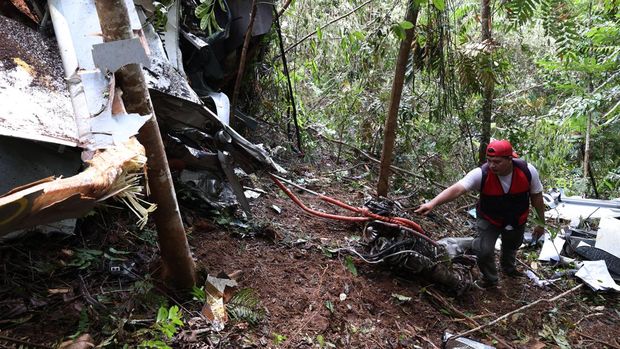 Seorang warga menutup hidung saat melihat puing-puing Helikopter Airbus H130 registrasi PK-CFX yang jatuh di kawasan Bukit Puntak, Desa Tapang Tingang, Kecamatan Nanga Taman, Kabupaten Sekadau, Kalimantan Barat, Jumat (17/4/2026). Helikopter Airbus H130 PK-CFX milik Matthew Air Nusantara dengan pilot Capt Marindra Wibowo bersama kopilot Harun Arasyid itu mengalami kecelakaan pada Kamis (16/4) yang menewaskan dua awak beserta enam penumpang, dan seluruh jenazah telah dievakuasi ke Pontianak. ANTARA FOTO/Jessica Wuysang