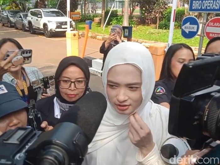Inara Rusli di Polda Metro Jaya.