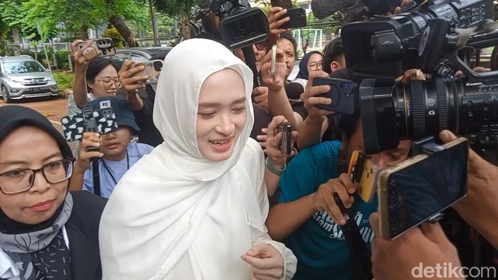 Inara Rusli di Polda Metro Jaya, Jumat (17/4/2026).