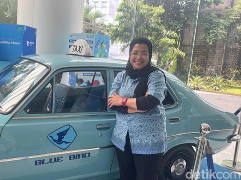 Foto Ivany Rosaline, pengemudi wanita di Bluebird.  Kisah inspiratif Ivany Rosaline, Srikandi Bluebird yang berjuang jadi driver taksi demi biaya sekolah & pengobatan anak. Bukti nyata ketangguhan Kartini modern.