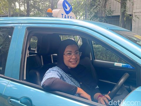 Foto Ivany Rosaline, pengemudi wanita di Bluebird.  Kisah inspiratif Ivany Rosaline, Srikandi Bluebird yang berjuang jadi driver taksi demi biaya sekolah & pengobatan anak. Bukti nyata ketangguhan Kartini modern.