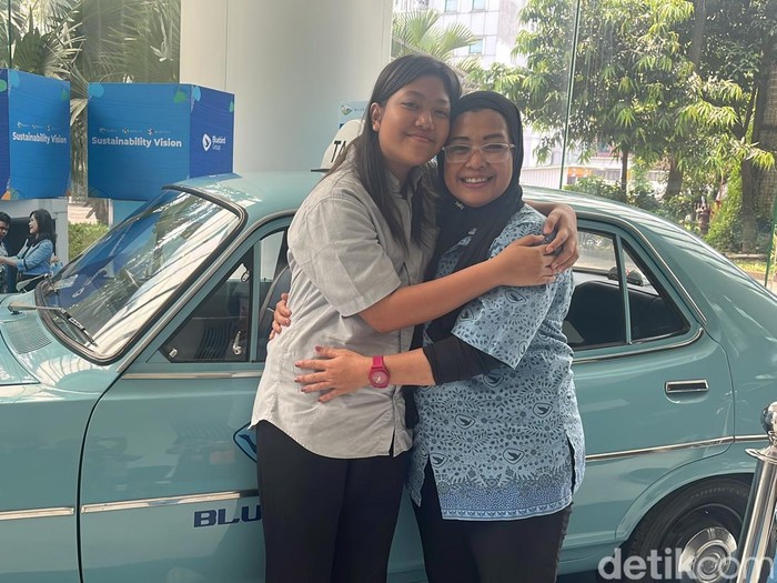 Foto Ivany Rosaline, pengemudi wanita di Bluebird.  Kisah inspiratif Ivany Rosaline, Srikandi Bluebird yang berjuang jadi driver taksi demi biaya sekolah & pengobatan anak. Bukti nyata ketangguhan Kartini modern.