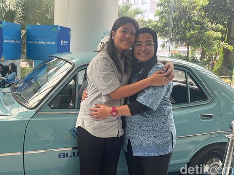 Foto Ivany Rosaline, pengemudi wanita di Bluebird.  Kisah inspiratif Ivany Rosaline, Srikandi Bluebird yang berjuang jadi driver taksi demi biaya sekolah & pengobatan anak. Bukti nyata ketangguhan Kartini modern.