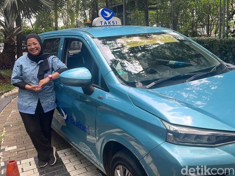 Foto Ivany Rosaline, pengemudi wanita di Bluebird.  Kisah inspiratif Ivany Rosaline, Srikandi Bluebird yang berjuang jadi driver taksi demi biaya sekolah & pengobatan anak. Bukti nyata ketangguhan Kartini modern.