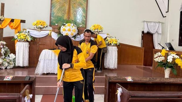 Jajaran Polda Sumsel membersihkan Gereja Batak Karo Protestan (GBKP) yang berlokasi di Jalan Sukorejo, Kelurahan 8 Ilir, Kecamatan Ilir Timur II, Palembang.